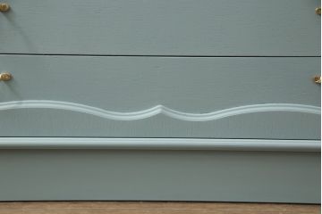 箪笥を2つのチェストにリメイク!ひとつはヒノキ無垢材の天板を取り付け、もう一方は台輪を付けてそれぞれチェストに。取っ手を付け替えて、淡い青緑にペイント仕上げ。