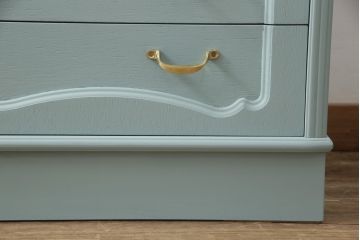 箪笥を2つのチェストにリメイク!ひとつはヒノキ無垢材の天板を取り付け、もう一方は台輪を付けてそれぞれチェストに。取っ手を付け替えて、淡い青緑にペイント仕上げ。