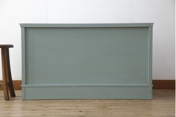 箪笥を2つのチェストにリメイク!ひとつはヒノキ無垢材の天板を取り付け、もう一方は台輪を付けてそれぞれチェストに。取っ手を付け替えて、淡い青緑にペイント仕上げ。