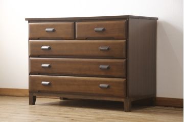 箪笥をチェストにリメイク!引き出し横並び2杯の段とその下3段分を利用。取っ手、天板と脚を取り付けて本体に合わせた色味に。