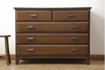 箪笥をチェストにリメイク!引き出し横並び2杯の段とその下3段分を利用。取っ手、天板と脚を取り付けて本体に合わせた色味に。