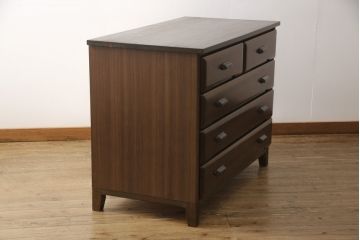 箪笥をチェストにリメイク!引き出し横並び2杯の段とその下3段分を利用。取っ手、天板と脚を取り付けて本体に合わせた色味に。