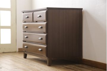 箪笥をチェストにリメイク!引き出し横並び2杯の段とその下3段分を利用。取っ手、天板と脚を取り付けて本体に合わせた色味に。