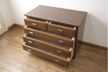 箪笥をチェストにリメイク!引き出し横並び2杯の段とその下3段分を利用。取っ手、天板と脚を取り付けて本体に合わせた色味に。