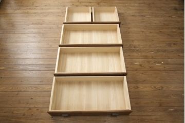 箪笥をチェストにリメイク!引き出し横並び2杯の段とその下3段分を利用。取っ手、天板と脚を取り付けて本体に合わせた色味に。