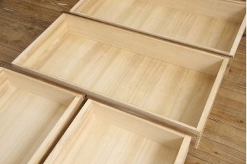 箪笥をチェストにリメイク!引き出し横並び2杯の段とその下3段分を利用。取っ手、天板と脚を取り付けて本体に合わせた色味に。