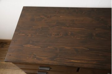 箪笥をチェストにリメイク!引き出し横並び2杯の段とその下3段分を利用。取っ手、天板と脚を取り付けて本体に合わせた色味に。