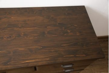 箪笥をチェストにリメイク!引き出し横並び2杯の段とその下3段分を利用。取っ手、天板と脚を取り付けて本体に合わせた色味に。