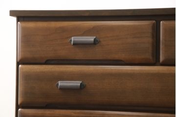 箪笥をチェストにリメイク!引き出し横並び2杯の段とその下3段分を利用。取っ手、天板と脚を取り付けて本体に合わせた色味に。