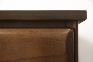 箪笥をチェストにリメイク!引き出し横並び2杯の段とその下3段分を利用。取っ手、天板と脚を取り付けて本体に合わせた色味に。