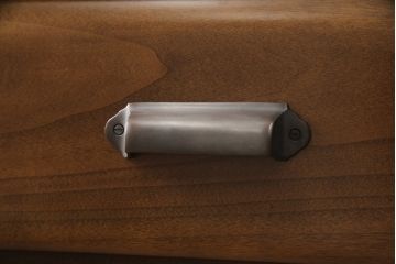 箪笥をチェストにリメイク!引き出し横並び2杯の段とその下3段分を利用。取っ手、天板と脚を取り付けて本体に合わせた色味に。