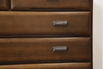 箪笥をチェストにリメイク!引き出し横並び2杯の段とその下3段分を利用。取っ手、天板と脚を取り付けて本体に合わせた色味に。