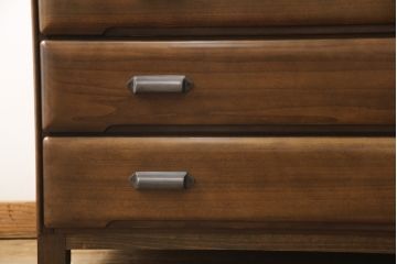 箪笥をチェストにリメイク!引き出し横並び2杯の段とその下3段分を利用。取っ手、天板と脚を取り付けて本体に合わせた色味に。