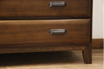 箪笥をチェストにリメイク!引き出し横並び2杯の段とその下3段分を利用。取っ手、天板と脚を取り付けて本体に合わせた色味に。