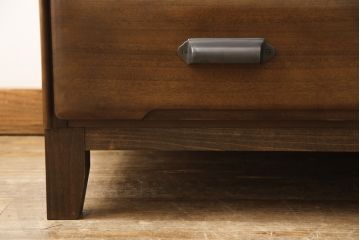 箪笥をチェストにリメイク!引き出し横並び2杯の段とその下3段分を利用。取っ手、天板と脚を取り付けて本体に合わせた色味に。