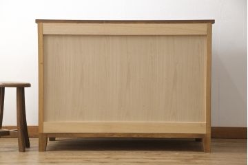 箪笥をチェストにリメイク!引き出し横並び2杯の段とその下3段分を利用。取っ手、天板と脚を取り付けて本体に合わせた色味に。