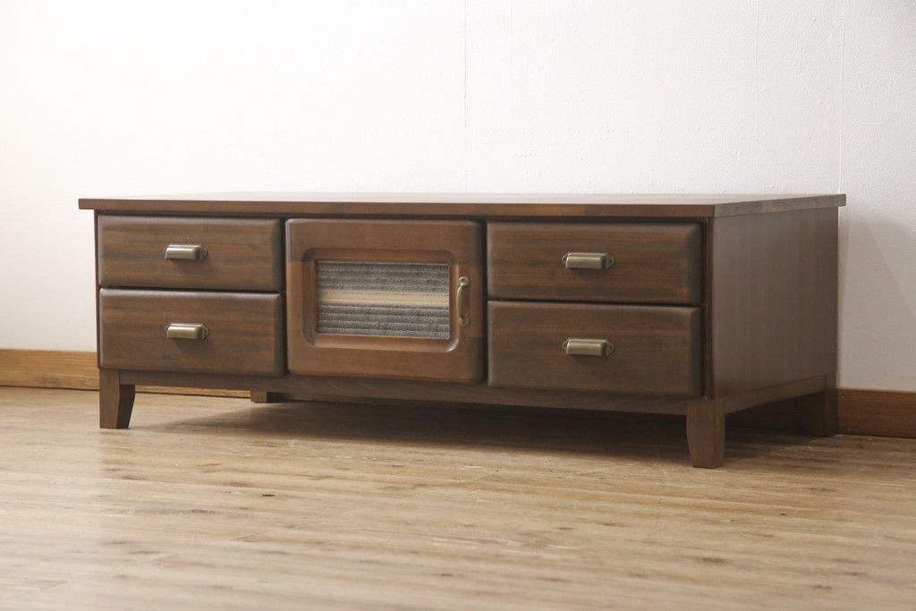 ワードローブをテレビ台にリメイク!左右に引き出しを2杯ずつ製作し、中央はガラス入りの開き戸仕様に。脚と天板を取り付け、本体に合わせた色味に。