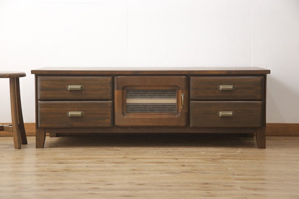 ワードローブをテレビ台にリメイク!左右に引き出しを2杯ずつ製作し、中央はガラス入りの開き戸仕様に。脚と天板を取り付け、本体に合わせた色味に。