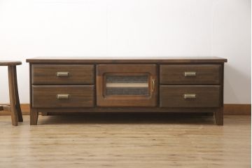 ワードローブをテレビ台にリメイク!左右に引き出しを2杯ずつ製作し、中央はガラス入りの開き戸仕様に。脚と天板を取り付け、本体に合わせた色味に。