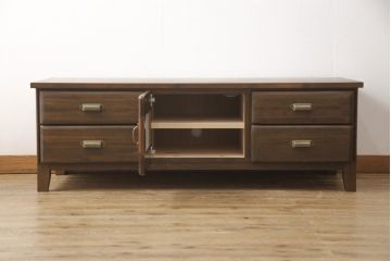 ワードローブをテレビ台にリメイク!左右に引き出しを2杯ずつ製作し、中央はガラス入りの開き戸仕様に。脚と天板を取り付け、本体に合わせた色味に。