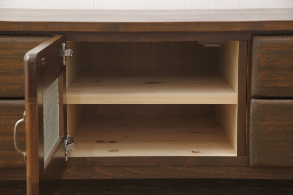 ワードローブをテレビ台にリメイク!左右に引き出しを2杯ずつ製作し、中央はガラス入りの開き戸仕様に。脚と天板を取り付け、本体に合わせた色味に。