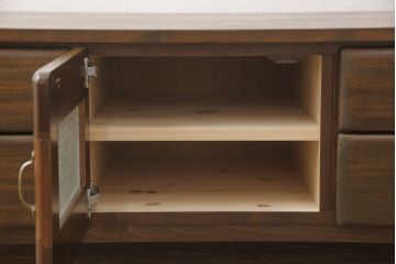 ワードローブをテレビ台にリメイク!左右に引き出しを2杯ずつ製作し、中央はガラス入りの開き戸仕様に。脚と天板を取り付け、本体に合わせた色味に。