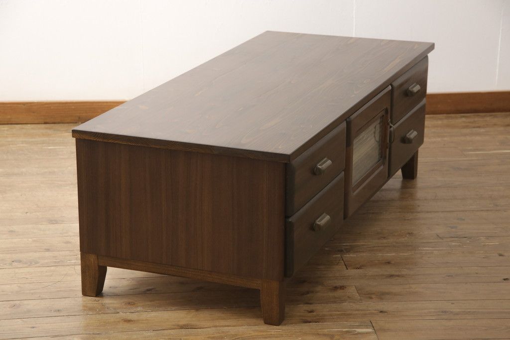 ワードローブをテレビ台にリメイク!左右に引き出しを2杯ずつ製作し、中央はガラス入りの開き戸仕様に。脚と天板を取り付け、本体に合わせた色味に。