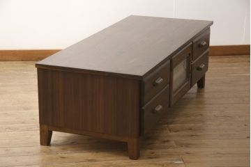 ワードローブをテレビ台にリメイク!左右に引き出しを2杯ずつ製作し、中央はガラス入りの開き戸仕様に。脚と天板を取り付け、本体に合わせた色味に。