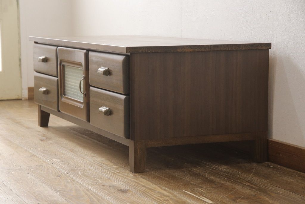 ワードローブをテレビ台にリメイク!左右に引き出しを2杯ずつ製作し、中央はガラス入りの開き戸仕様に。脚と天板を取り付け、本体に合わせた色味に。