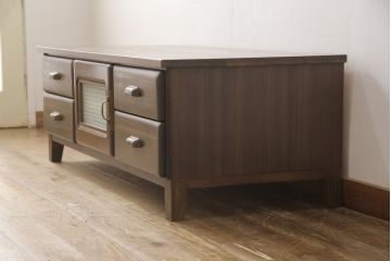 ワードローブをテレビ台にリメイク!左右に引き出しを2杯ずつ製作し、中央はガラス入りの開き戸仕様に。脚と天板を取り付け、本体に合わせた色味に。