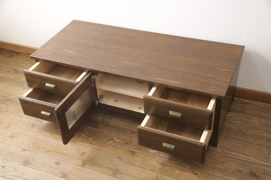 ワードローブをテレビ台にリメイク!左右に引き出しを2杯ずつ製作し、中央はガラス入りの開き戸仕様に。脚と天板を取り付け、本体に合わせた色味に。