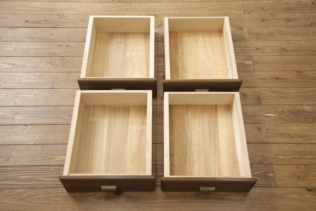 ワードローブをテレビ台にリメイク!左右に引き出しを2杯ずつ製作し、中央はガラス入りの開き戸仕様に。脚と天板を取り付け、本体に合わせた色味に。