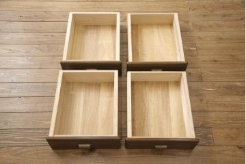 ワードローブをテレビ台にリメイク!左右に引き出しを2杯ずつ製作し、中央はガラス入りの開き戸仕様に。脚と天板を取り付け、本体に合わせた色味に。