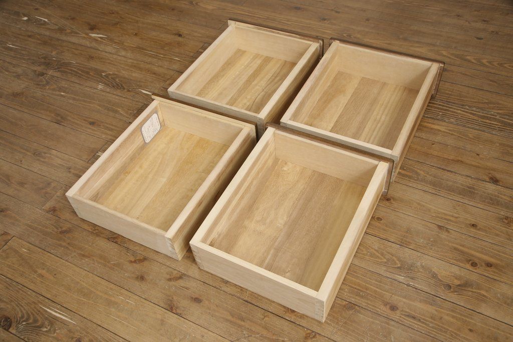 ワードローブをテレビ台にリメイク!左右に引き出しを2杯ずつ製作し、中央はガラス入りの開き戸仕様に。脚と天板を取り付け、本体に合わせた色味に。