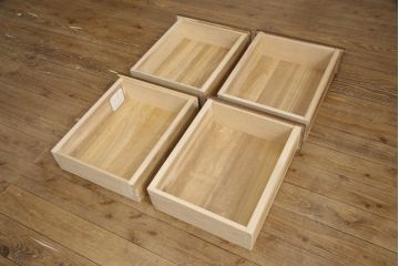 ワードローブをテレビ台にリメイク!左右に引き出しを2杯ずつ製作し、中央はガラス入りの開き戸仕様に。脚と天板を取り付け、本体に合わせた色味に。