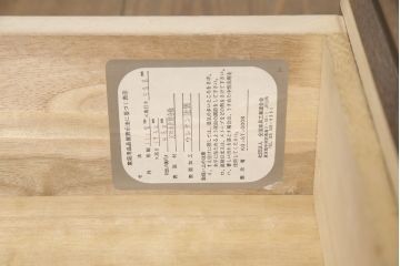 ワードローブをテレビ台にリメイク!左右に引き出しを2杯ずつ製作し、中央はガラス入りの開き戸仕様に。脚と天板を取り付け、本体に合わせた色味に。