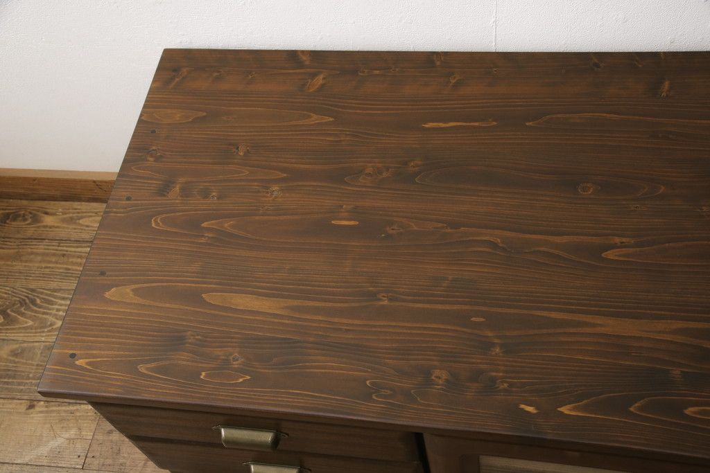 ワードローブをテレビ台にリメイク!左右に引き出しを2杯ずつ製作し、中央はガラス入りの開き戸仕様に。脚と天板を取り付け、本体に合わせた色味に。