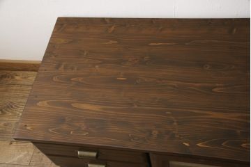 ワードローブをテレビ台にリメイク!左右に引き出しを2杯ずつ製作し、中央はガラス入りの開き戸仕様に。脚と天板を取り付け、本体に合わせた色味に。