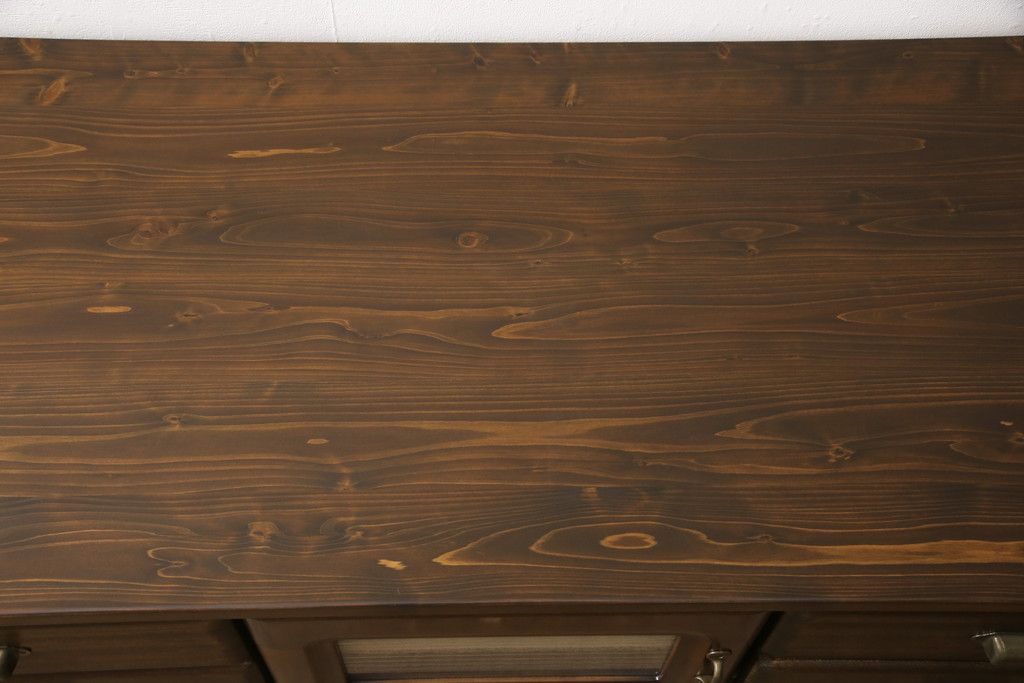 ワードローブをテレビ台にリメイク!左右に引き出しを2杯ずつ製作し、中央はガラス入りの開き戸仕様に。脚と天板を取り付け、本体に合わせた色味に。