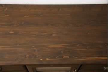 ワードローブをテレビ台にリメイク!左右に引き出しを2杯ずつ製作し、中央はガラス入りの開き戸仕様に。脚と天板を取り付け、本体に合わせた色味に。