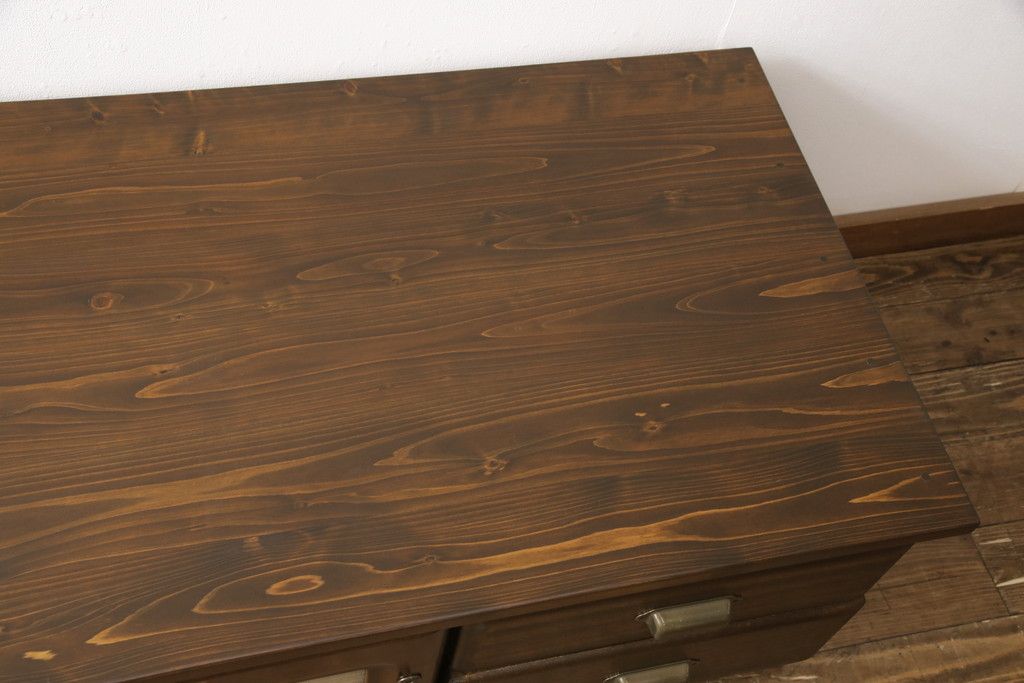 ワードローブをテレビ台にリメイク!左右に引き出しを2杯ずつ製作し、中央はガラス入りの開き戸仕様に。脚と天板を取り付け、本体に合わせた色味に。