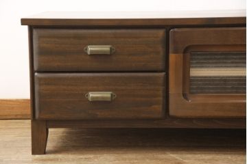 ワードローブをテレビ台にリメイク!左右に引き出しを2杯ずつ製作し、中央はガラス入りの開き戸仕様に。脚と天板を取り付け、本体に合わせた色味に。