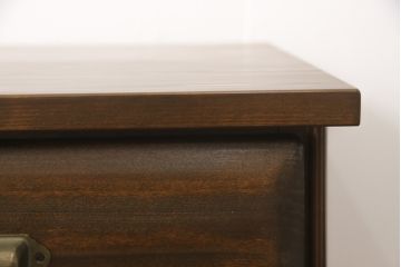 ワードローブをテレビ台にリメイク!左右に引き出しを2杯ずつ製作し、中央はガラス入りの開き戸仕様に。脚と天板を取り付け、本体に合わせた色味に。