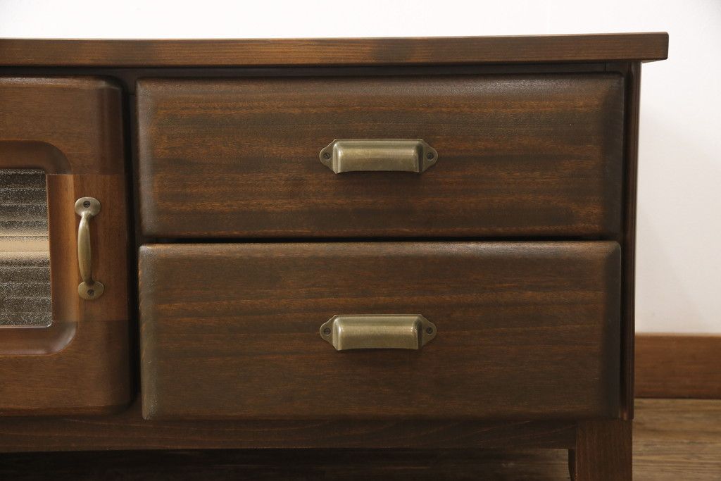 ワードローブをテレビ台にリメイク!左右に引き出しを2杯ずつ製作し、中央はガラス入りの開き戸仕様に。脚と天板を取り付け、本体に合わせた色味に。