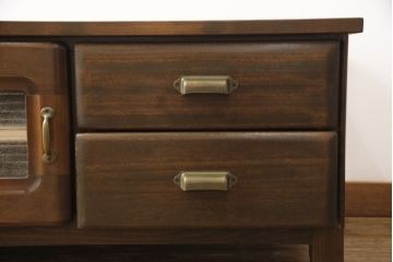 ワードローブをテレビ台にリメイク!左右に引き出しを2杯ずつ製作し、中央はガラス入りの開き戸仕様に。脚と天板を取り付け、本体に合わせた色味に。