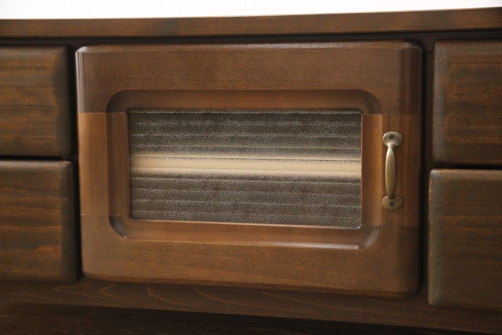 ワードローブをテレビ台にリメイク!左右に引き出しを2杯ずつ製作し、中央はガラス入りの開き戸仕様に。脚と天板を取り付け、本体に合わせた色味に。