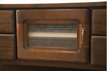 ワードローブをテレビ台にリメイク!左右に引き出しを2杯ずつ製作し、中央はガラス入りの開き戸仕様に。脚と天板を取り付け、本体に合わせた色味に。