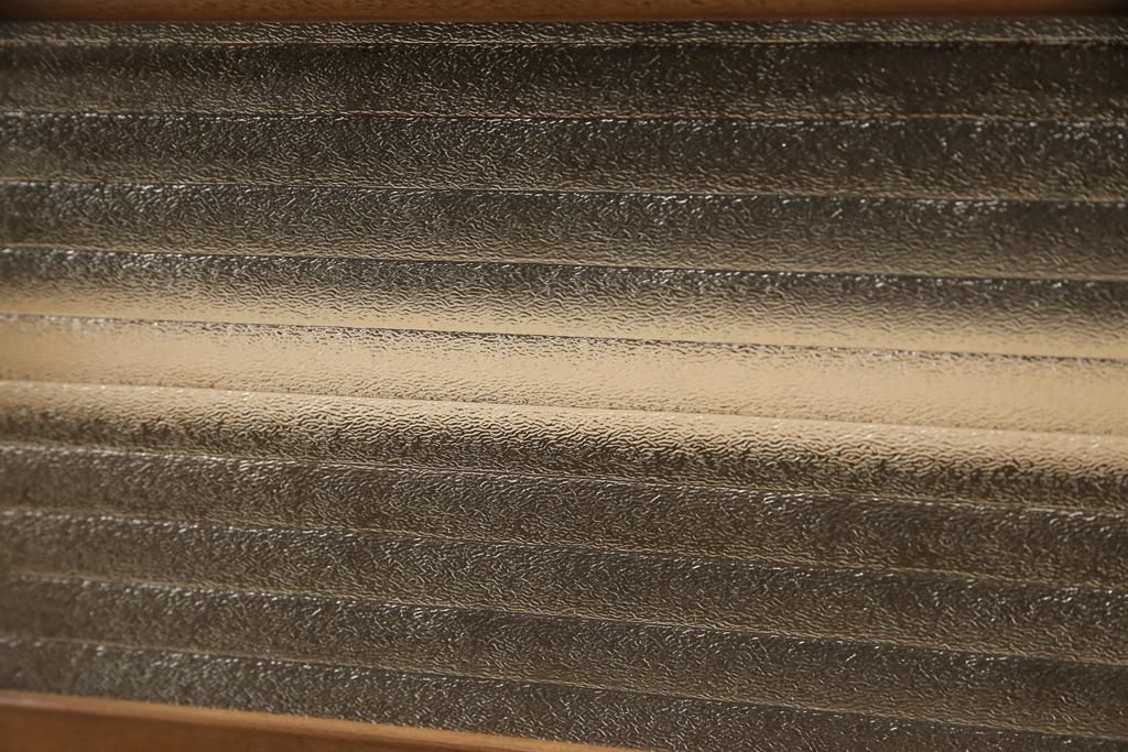 ワードローブをテレビ台にリメイク!左右に引き出しを2杯ずつ製作し、中央はガラス入りの開き戸仕様に。脚と天板を取り付け、本体に合わせた色味に。