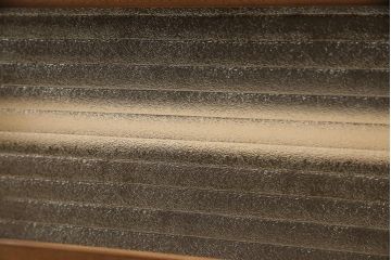 ワードローブをテレビ台にリメイク!左右に引き出しを2杯ずつ製作し、中央はガラス入りの開き戸仕様に。脚と天板を取り付け、本体に合わせた色味に。