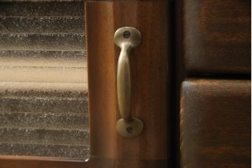 ワードローブをテレビ台にリメイク!左右に引き出しを2杯ずつ製作し、中央はガラス入りの開き戸仕様に。脚と天板を取り付け、本体に合わせた色味に。